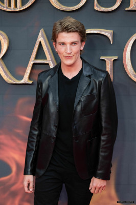 Ewan Mitchell