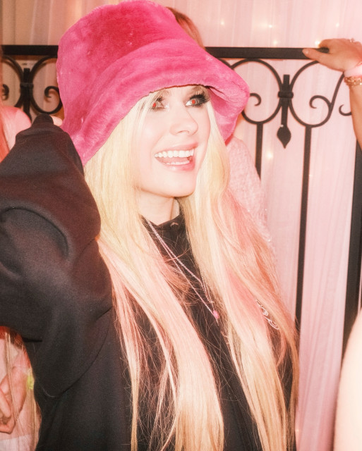 Avril Lavigne instagram post 789295