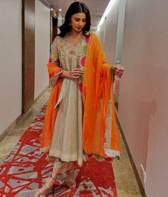 Daisy Shah instagram post 775410