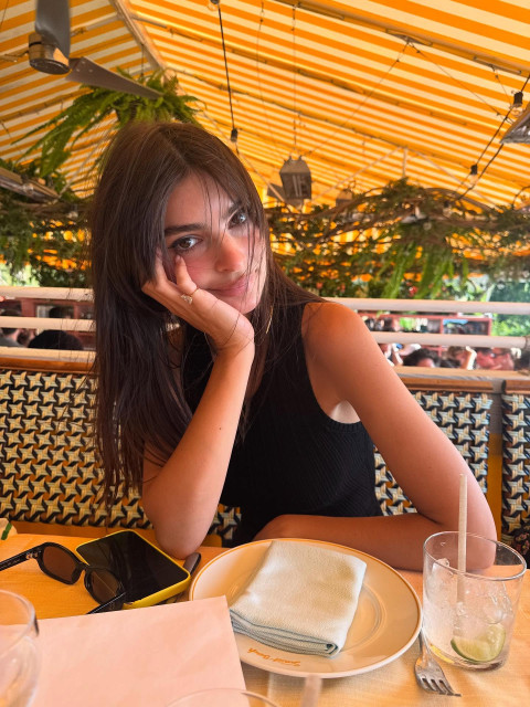 Emily Ratajkowski instagram post 785319