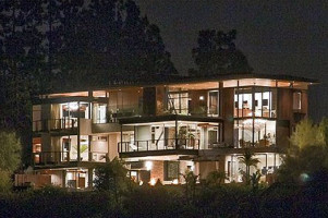 Джастин Бибер покупает особняк для Селены Гомес