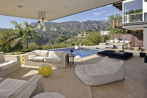 Джастин Бибер покупает особняк для Селены Гомес