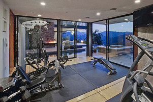 Джастин Бибер покупает особняк для Селены Гомес