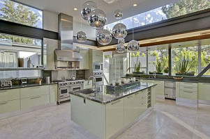 Джастин Бибер покупает особняк для Селены Гомес