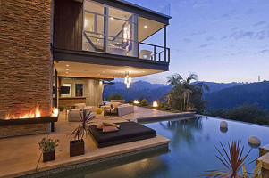 Джастин Бибер покупает особняк для Селены Гомес