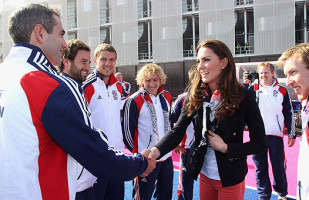 Герцогиня Кэтрин играет в хоккей