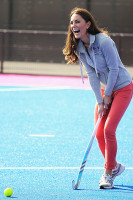 Герцогиня Кэтрин играет в хоккей