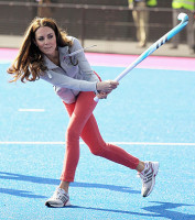 Герцогиня Кэтрин играет в хоккей