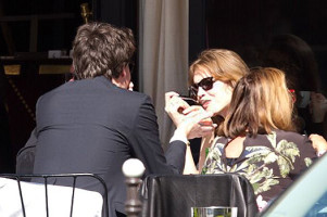 Наталья Водянова гуляет по Парижу со своим бойфрендом