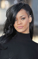 Рианна стала брюнеткой