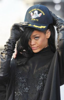 Рианна стала брюнеткой