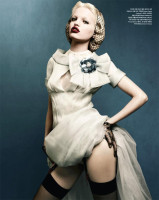 Романтическая Дафна Гроенвельд  в корейском Vogue