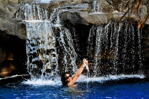 Рианна неплохо развлекается на Гавайях