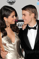 Подруга Джастина, Селенеа Гомес, так же выпустила свой дебютный аромат под названием Selena Gomez.