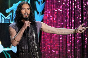 Ведущий церемонии Рассел Брэнд