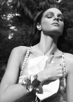 Джессика Стэм в роли греческой богини