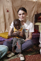 Кира Найтли помогает африканским детям