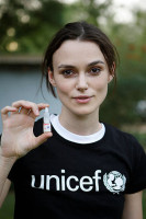 Кира Найтли помогает африканским детям