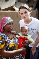 Кира Найтли помогает африканским детям