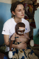 Кира Найтли помогает африканским детям