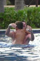 Один из самых высокооплачиваемых футболистов мира Лионель Месси решил отдохнуть на обычном пляже вме