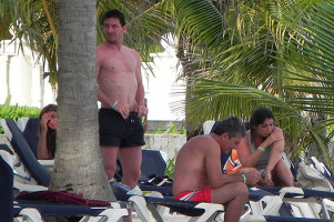 Один из самых высокооплачиваемых футболистов мира Лионель Месси решил отдохнуть на обычном пляже вме