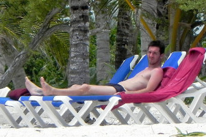 Один из самых высокооплачиваемых футболистов мира Лионель Месси решил отдохнуть на обычном пляже вме