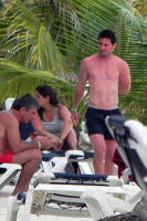 Один из самых высокооплачиваемых футболистов мира Лионель Месси решил отдохнуть на обычном пляже вме