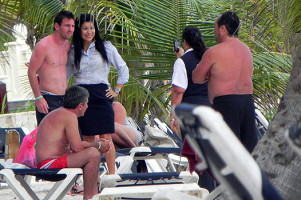 Один из самых высокооплачиваемых футболистов мира Лионель Месси решил отдохнуть на обычном пляже вме