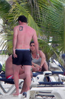 Один из самых высокооплачиваемых футболистов мира Лионель Месси решил отдохнуть на обычном пляже вме