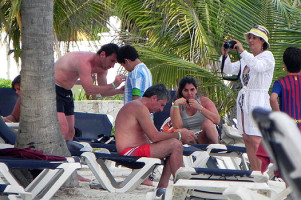 Один из самых высокооплачиваемых футболистов мира Лионель Месси решил отдохнуть на обычном пляже вме