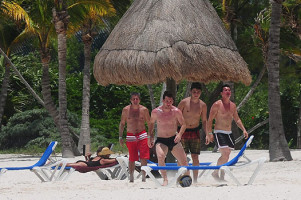 Один из самых высокооплачиваемых футболистов мира Лионель Месси решил отдохнуть на обычном пляже вме