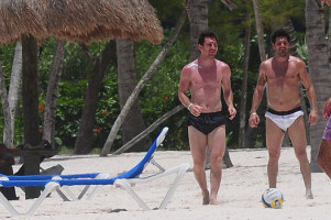 Один из самых высокооплачиваемых футболистов мира Лионель Месси решил отдохнуть на обычном пляже вме