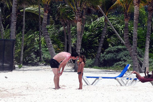 Один из самых высокооплачиваемых футболистов мира Лионель Месси решил отдохнуть на обычном пляже вме