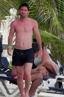 Один из самых высокооплачиваемых футболистов мира Лионель Месси решил отдохнуть на обычном пляже вме