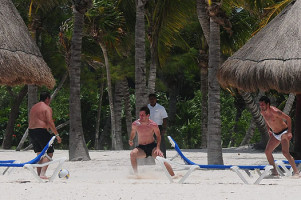 Один из самых высокооплачиваемых футболистов мира Лионель Месси решил отдохнуть на обычном пляже вме