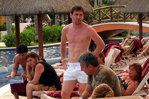 Лионель Месси загорает на мексиканских пляжах