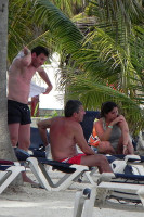 Лионель Месси загорает на мексиканских пляжах