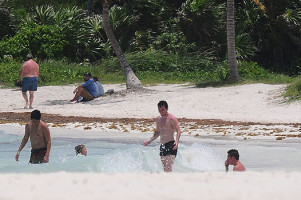 Лионель Месси загорает на мексиканских пляжах