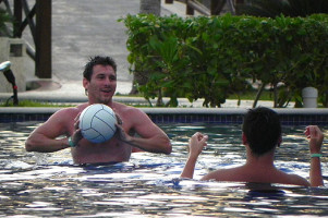 Лионель Месси загорает на мексиканских пляжах