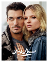 Дэвид Ганди и Магдалена Фраковяк в рекламе Lucky Brand