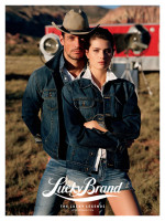 Дэвид Ганди и Изабели Фонтана в рекламе Lucky Brand 