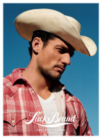 Дэвид Ганди и Изабели Фонтана в рекламе Lucky Brand 