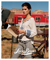 Дэвид Ганди и Изабели Фонтана в рекламе Lucky Brand 