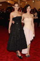 Дженнифер Лоуренс и Марион Котийяр (обе в Christian Dior)  Посмотреть полностью: http://www.spletnik