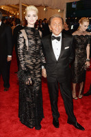 Энн Хэтэуэй в Valentino и дизайнер ее наряда Валентино Гаравани  