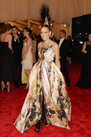 Сара Джессика Паркер в Giles Deacon и &quot;ирокезе&quot; Philip Treacy 