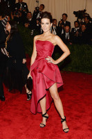 Кейт Бекинсейл в Alberta Ferretti  