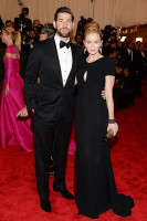 Джон Красински и Эмили Блант в Carolina Herrera  