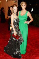 Лесли Манн в J Mendel и Кейт Аптон в Diane von Furstenberg  